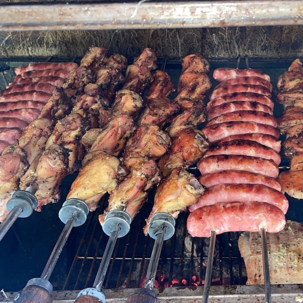 Arroz, feijão, batata frita, molho a campanha e farofa