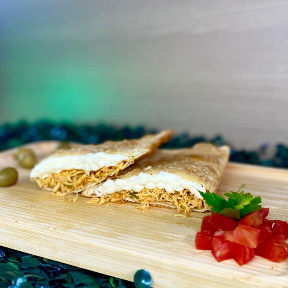 Deliciosa massa crocante, dourada e sequinha que esconde um recheio de frango desfiado e Catupiry cremoso, com 20cm de puro sabor. Podendo turbinar com o complemento da sua preferência.