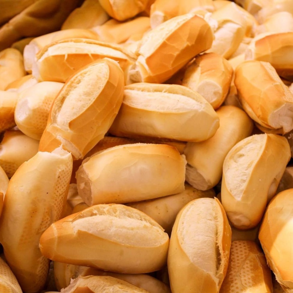 Aproveite a nossa imperdível promoção! Na compra de 10 pães franceses, crocantes por fora e macios por dentro, de receita tradicional francesa, você leva 100g de mortadela tradicional, de sabor irresistível e textura suave. Esta oferta faz parte da categoria Os mais pedidos Imperial Botafogo, uma seleção de nossas delícias mais populares. A imagem é meramente ilustrativa, mas o sabor e a qualidade são reais e garantidos. Não perca essa oportunidade!