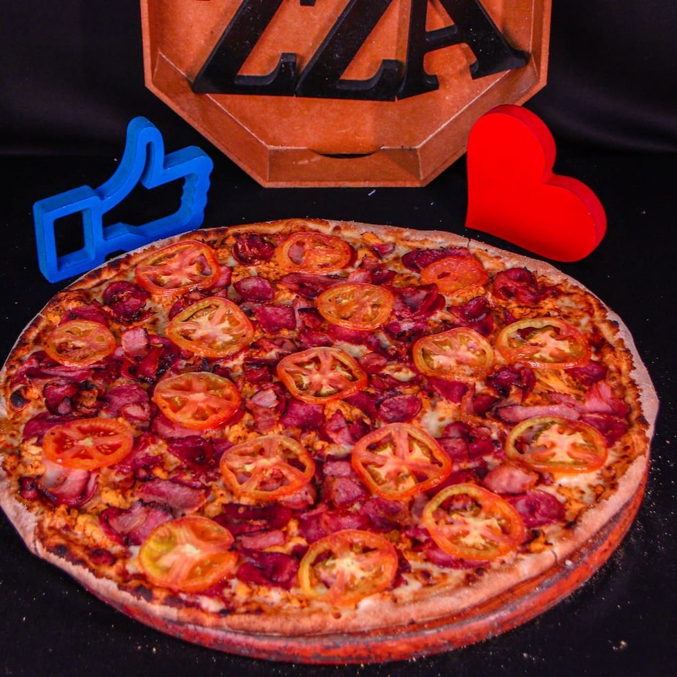 Molho da casa, mussarela, calabresa, frango desfiado, bacon, tomate, orégano