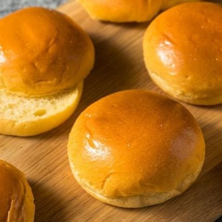 Pão tipo brioche com textura leve e sabor de outro mundo. Suporta bem o sanduíche, sem desmanchar, e valoriza o hambúrguer.  Ingredientes principais*: farinha de trigo, ovos, manteiga, açúcar, leite, fermento.  Observações*: contém glúten, lactose, ovo.  Diferencial: receita gourmet, assado diariamente, com casca dourada e maciez excepcional.