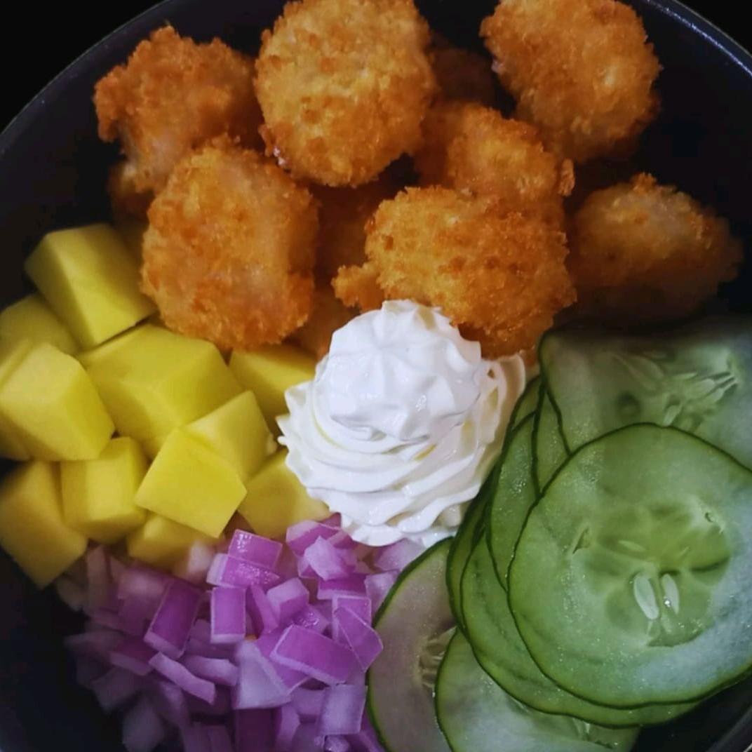 Arroz,camarão empanado, creme cheese ,manga ,vinagrete de pepino japones ,picles de cebola roxa