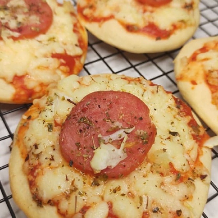 Bandeja com 12 unidades da nossa deliciosa mini pizza pré assada de calabresa