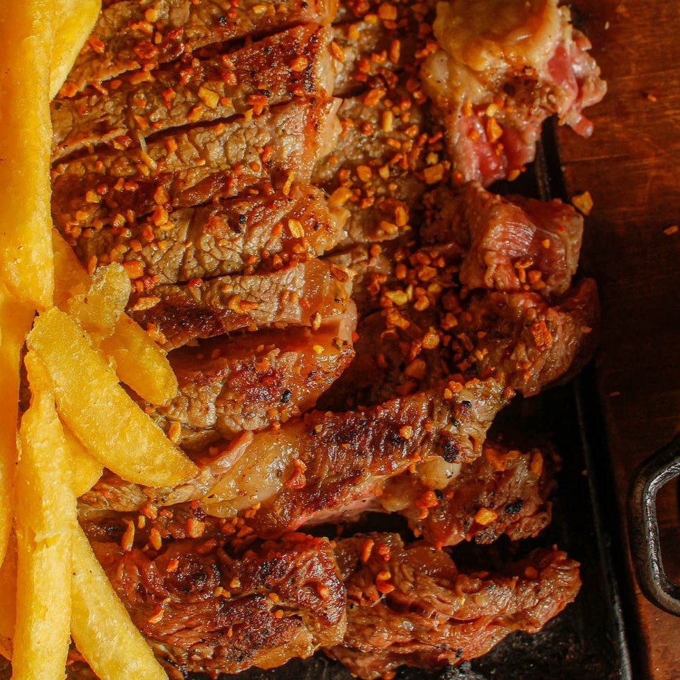 Uma deliciosa porçaõ de 450g de chorizzo ao alho acompanhado de fritas, farofa e vinagrete!