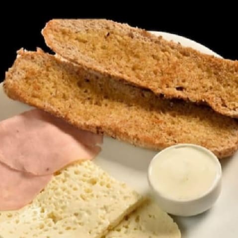 Suco de laranja 330ml + baguete integral na chapa com requeijão light + 1 fatia de queijo minas + 1 fatia de peito de peru