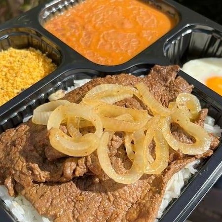 Marmita executiva toda separadinha com arroz branco soltinho, feijão de caldo refogadinho, farofinha de calabresa e bife acebolado e ovo frito. Aprox 550g - Indicada para 01 pessoa!