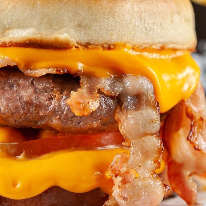 Blend da casa de 200gr, queijo cheddar em dobro, cebola agridoce, bacon, tomates selecionados e molho secreto bidog