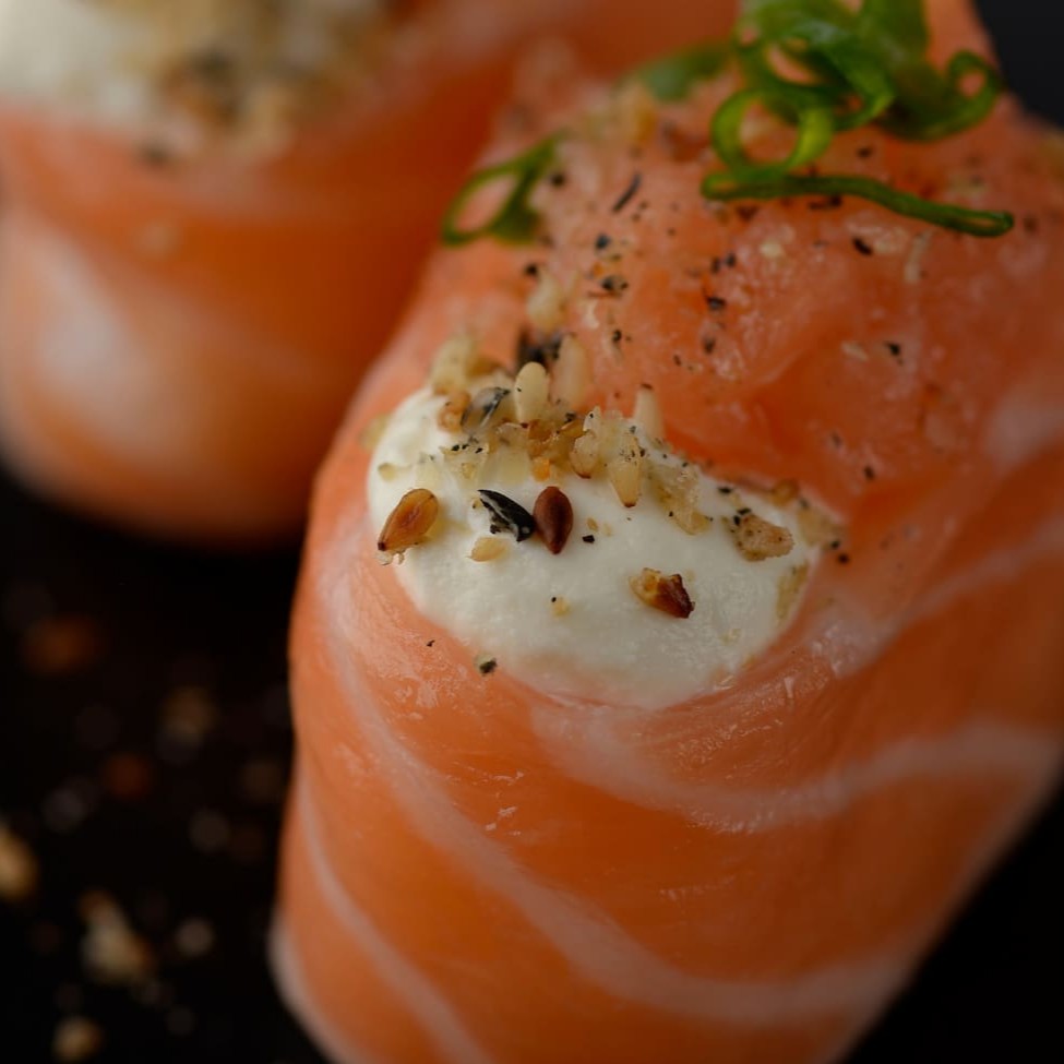 2 unidades de um Dyo bem diferente do que você esta acostumado, batidinho de salmão temperado, envolto por laminas de salmão, recheio de arroz e toque de cream cheese.