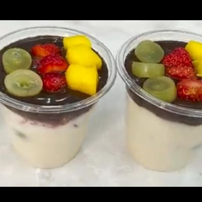Creme de pave com frutas e canache de chocolate e fruta pra enfeitar