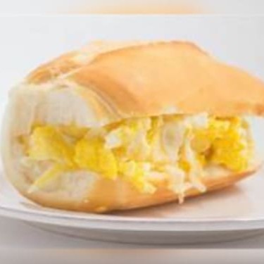 Saboreie a combinação perfeita entre pão francês macio, manteiga derretida e dois ovos mexidos cremosos, preparados com ingredientes frescos. Um café da manhã ou lanche da tarde que te leva de volta para casa.