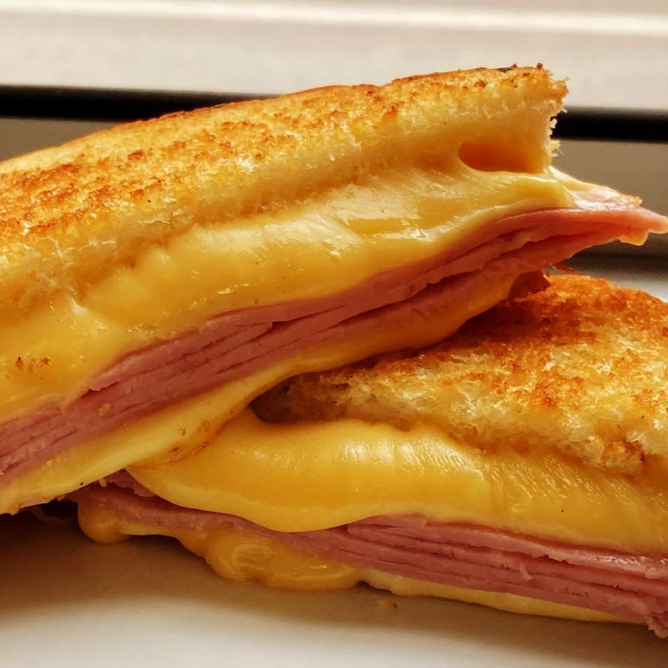 O tradicional misto de queijo e presunto feito por quem realmente sabe fazer