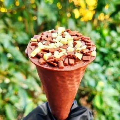 Cone Trufado com recheio de Ninho e chocolate finalizado com granulado chocolate Duo. (Peso aproximado 80gr)