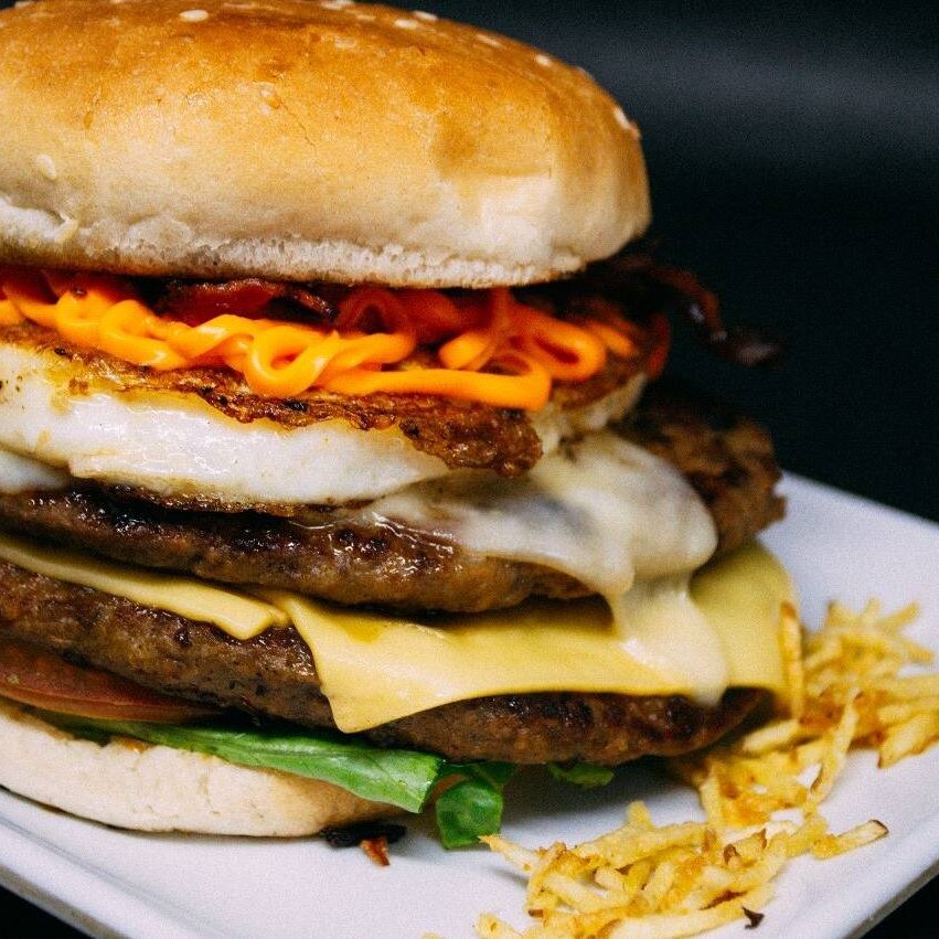 2 carnes de Picanha com 120g cada, queijo sem miséria , bacon ,  cheddar cremoso , ovo , cebola caramelizada, Batata Palha e salada.