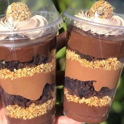 Brigadeiro cremoso de chocolate, Nutella, amendoim e finalizado com um Brigadeiro.