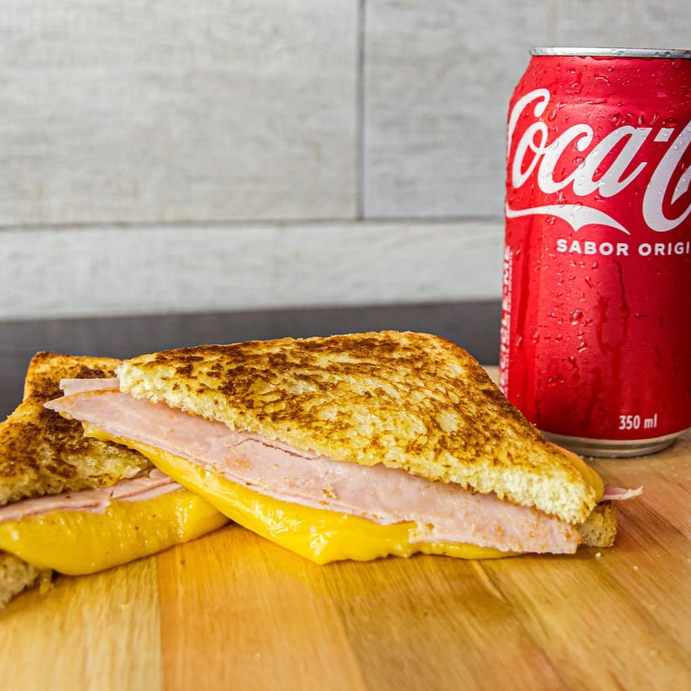 Delicioso combo de misto quente e refrigerante