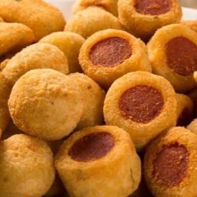 Saboreie uma incrível variedade de 200 salgados sortidos, todos cuidadosamente fritos na hora para garantir a crocância perfeita. Cada mordida transportará seu paladar para um mundo de sabores intensos e marcantes. Nossos salgados fritos sortidos são a opção ideal para quem deseja experimentar um pouco de tudo. Prepare-se para uma experiência culinária inesquecível!