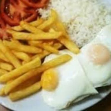 O prato '02 Ovos Estalados c/ Fritas', da categoria 'Chef Cabral Apresenta: Promoções', é uma proposta irresistível para os amantes da cozinha caseira. Composto por ovos estalados perfeitamente cozidos, acompanhados de fritas crocantes e douradas. Ainda conta com o clássico arroz soltinho, feijão temperado com especiarias selecionadas e uma farofa crocante para realçar ainda mais os sabores. É a combinação perfeita para um almoço delicioso e reconfortante.