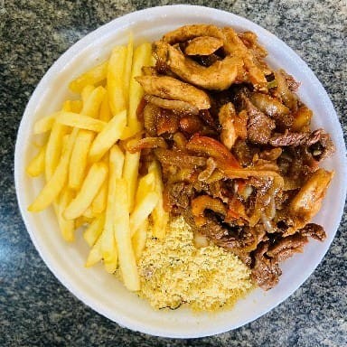 Mix de carnes (iscas de alcatra e filé de frango) com cebola e tomate. Acompanha arroz e feijão. Escolha entre: purê, salada, macarronese ou fritas.  O mix de sabores desse prato vão te impressionar!  Obs.: Embalagem Pt102. - Ideal para uma pessoa.  Espero que você tenha uma ótima refeição!