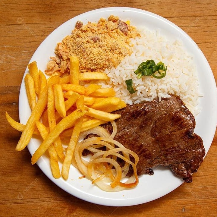 Executivo de Contra Filé acebolado composto por 02 bifes, arroz branco, feijão preto, fritas e farofa da casa. Nessa opção de executivo o feijão e farofa vão separados das outras guarnições. Comida sugerida para 01 pessoa com aproximadamente 800gramas.
