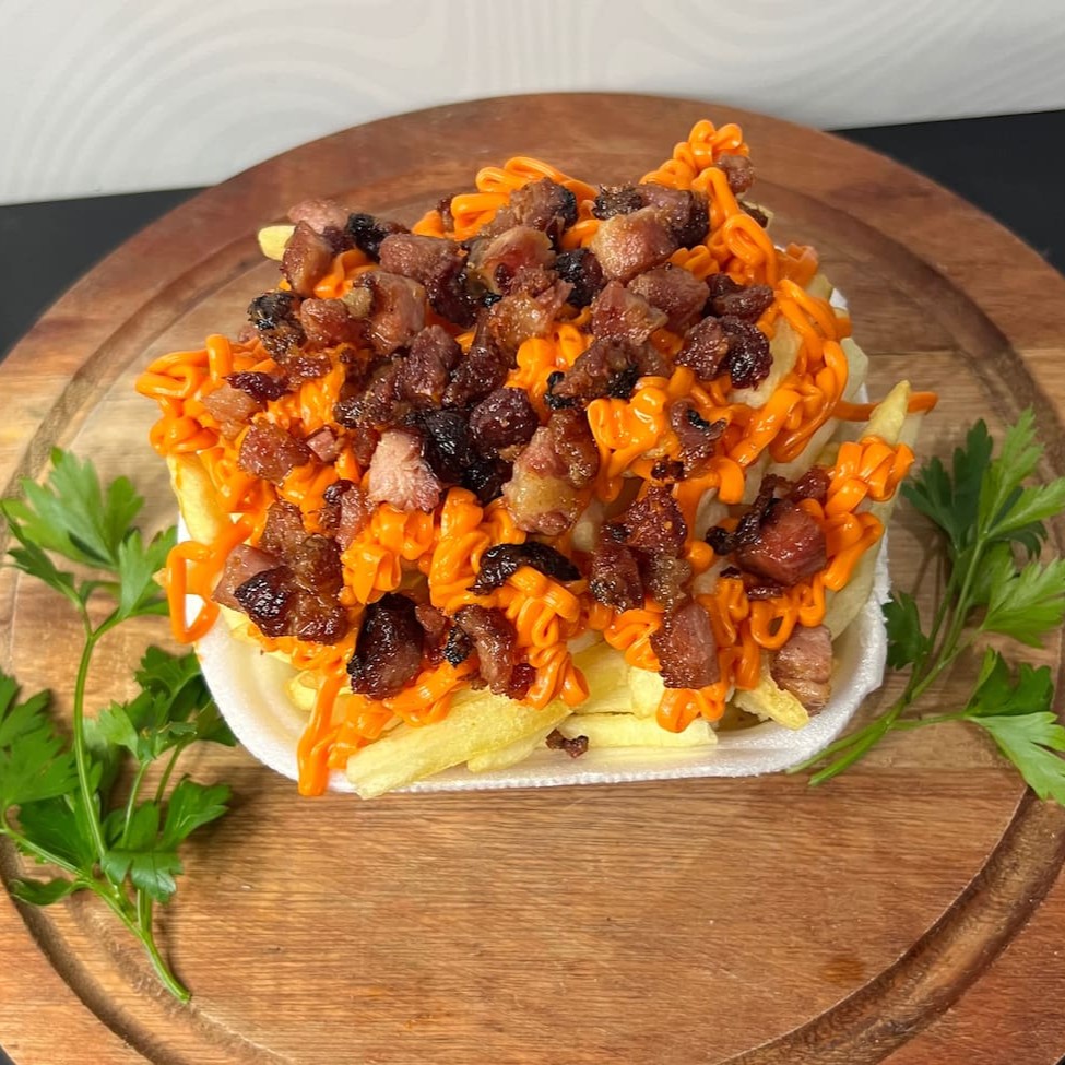 Isopor de batata P turbinada com cheddar(Crioulo) e bacon. Podendo substituir por Catupiry (por na observação do pedido).