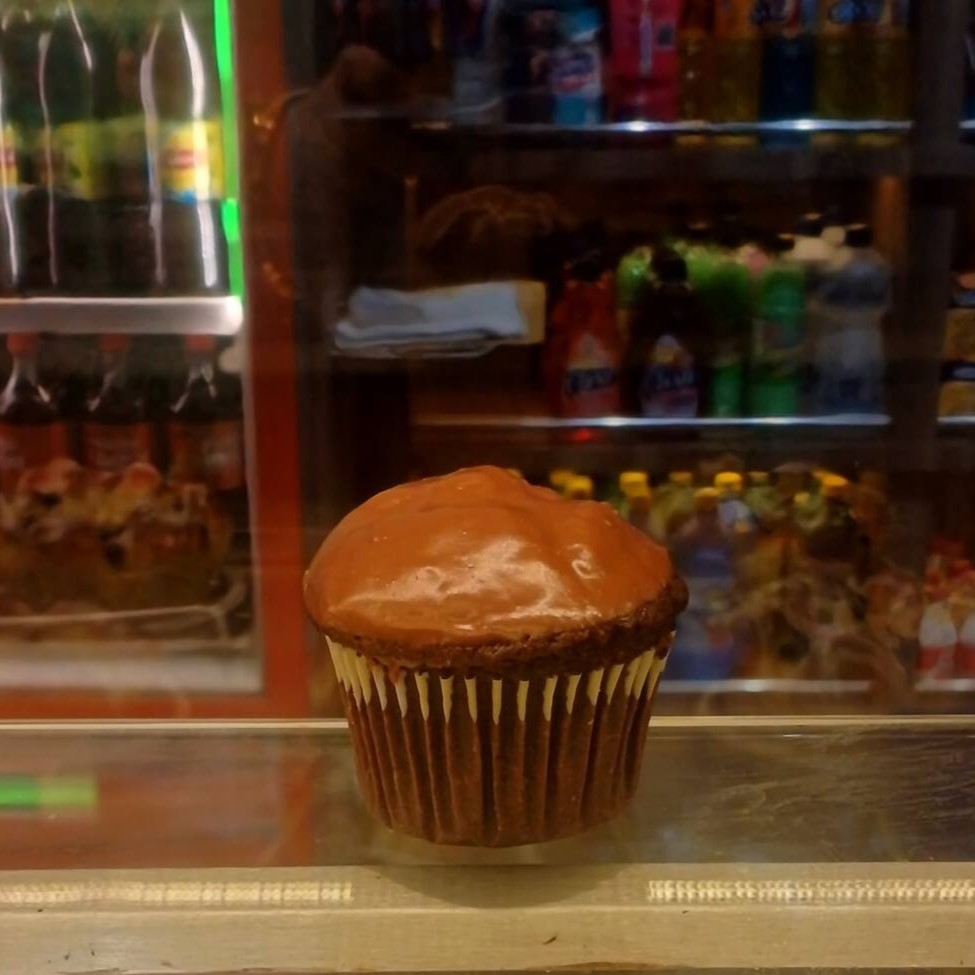 Descubra o irresistível Bolinho Inglês de Chocolate. Cada unidade é uma autêntica obra de arte da confeitaria, meticulosamente preparada em nossa produção própria, prometendo encantar o paladar de quem aprecia a tradicional e sofisticada gastronomia inglesa. Este mimo, inspirado na culinária britânica, traz um sabor intenso e aveludado de chocolate, que derrete deliciosamente na boca. Uma experiência única, digna de repetir. Ideal para acompanhar um café ou chá, transformando qualquer momento em uma ocasião especial. Experimente e se apaixone por nossa linha de bolos artesanais e industriais.