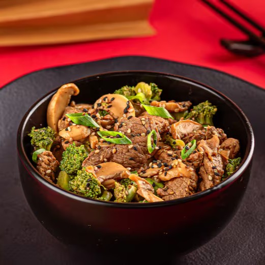 Uma deliciosa de carne suculenta, harmonizados com cogumelos que trazem um toque umami irresistível. O brócolis complementa o prato com sua leveza e frescor, equilibrando perfeitamente os ingredientes.