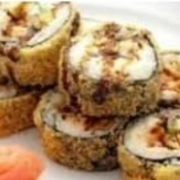 Hot recheado com pasta especial de skin, a pasta de skin é feita com cream cheese e pele de salmão frita.

Deliciosos rolinhos empanados e fritos, recheados com pele de salmão crocante, cream cheese e arroz temperado. Crocância e sabor intensos em cada mordida, perfeitos para quem gosta de uma textura diferenciada.

Uma combinação irresistível que vai conquistar seu paladar!