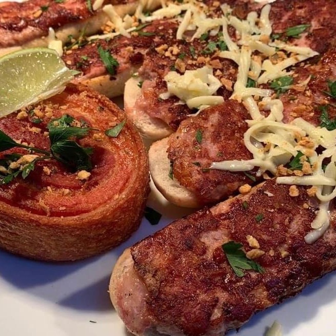 Aproveite o nosso Torresmo de Bolo, uma combinação irresistível com um torresmo de rolo inteiro crocante, 5 choripans recheados com linguiça toscana e queijo mussarela, uma farofa do chef e molho à campanha. Ideal para compartilhar e celebrar com amigos e família.