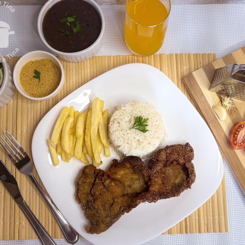 Saboroso contra filet empanado, perfeitamente temperado para realçar seu sabor único. Complementos opcionais estão disponíveis para tornar sua refeição ainda mais completa e personalizada. Uma quentinha  que traz aconchego e satisfação em cada garfada!