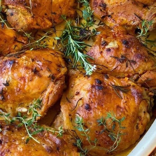 A sobrecoxa, macia e suculenta, é generosamente banhada com nosso autêntico molho chimichurri, um clássico sul-americano que adiciona um toque picante e refrescante. Acompanha batatas rústicas, crocantes por fora e macias por dentro, que complementam perfeitamente o sabor do frango. Ideal para uma refeição saborosa e satisfatória em boa companhia.