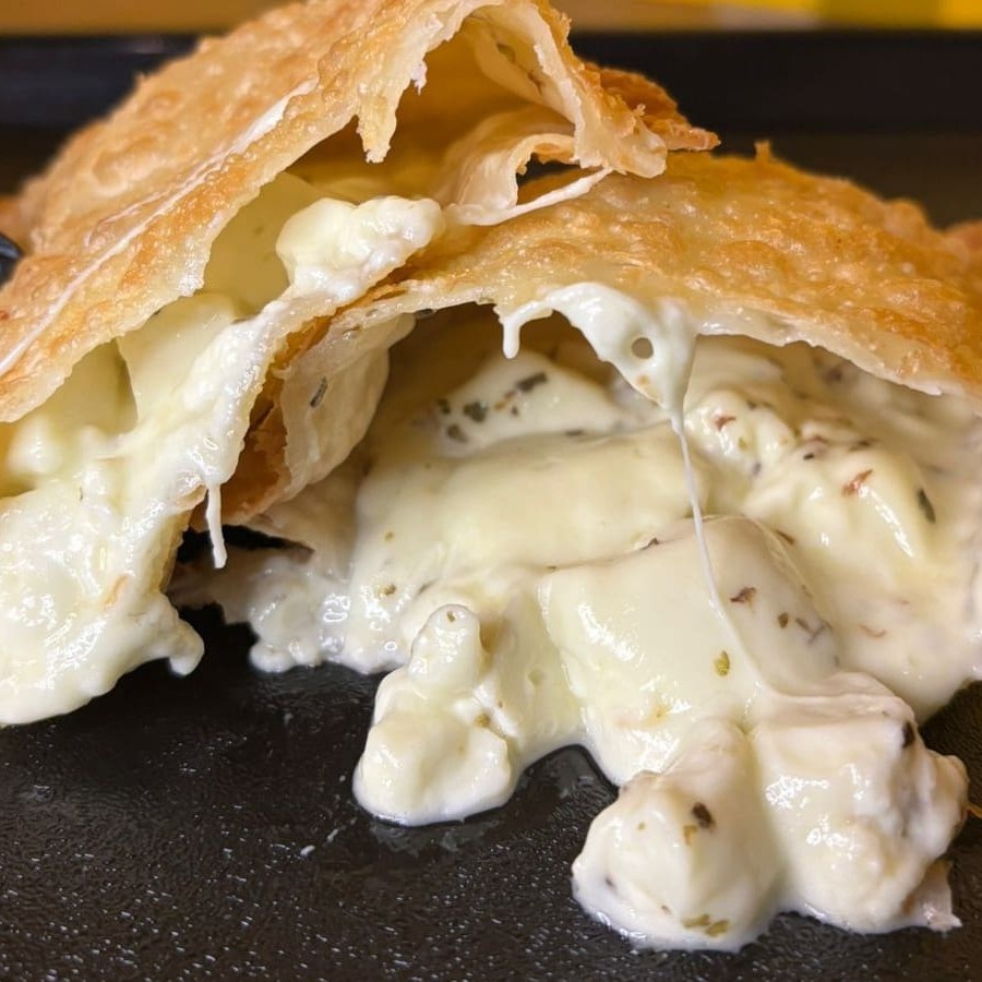 O sabor suave e autêntico do queijo minas, com um toque de orégano. Simples e delicioso, perfeito para os amantes de queijos.  Nossos pastéis possuem 20 cm, com recheio do início ao fim.