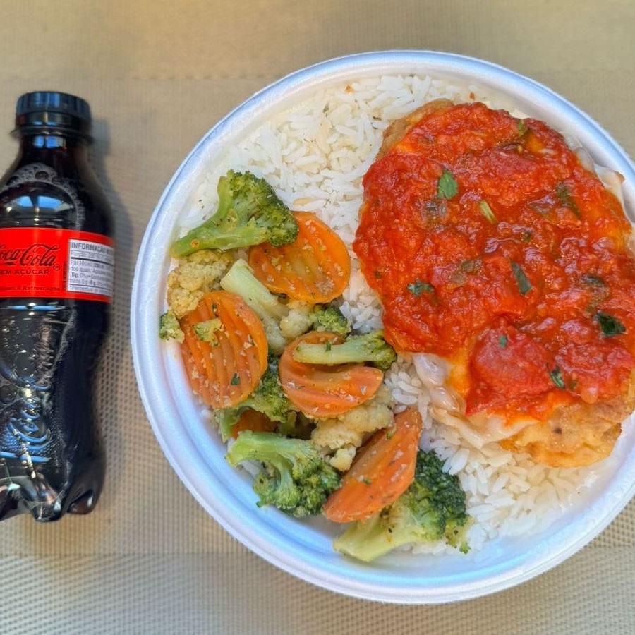 Marmita com delicioso filé de frango parmegiana (empanado na massa crocante coberto com molho de tomates e queijo) acompanhado de arroz branco, feijão e mix de legumes. Acompanha refrigerante pet Coca Cola Zero sem açúcar bem gelado. Marmita indicada para 01 pessoa.