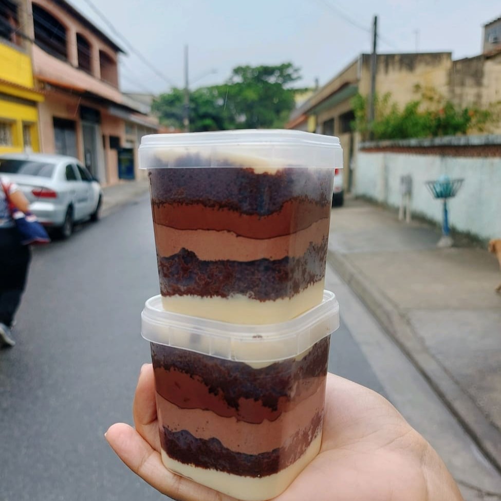 Um delicioso bolo de pote de Kinder bueno que acompanha mousse de chocolate nobre Brigadeiro de Ninho cremoso e muita Nutella
