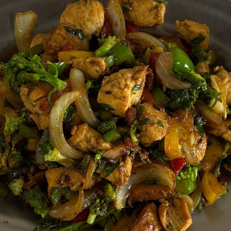 Acompanha arroz, feijão, farofa, molho vinagrete e outros.  Ingredientes: Pimentão, abacaxi, cebola e brocolis.