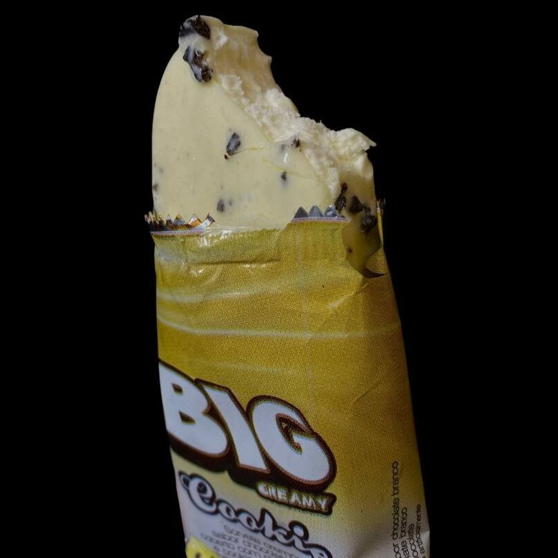 Delicioso sorvete de chocolate branco com cokkies .