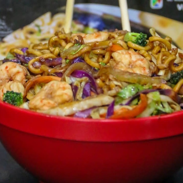 Saboroso yakisoba de Camarão     O sabor do nosso yakisoba é incomparável, Trazemos a tradicional receita 100% Oriental para sua mesa.   Acompanhamento: Macarrão Nissin Oriental,  Repolho Verde e roxo, cebola, Cenoura, óleo  de Gergelim torrado, mollho de ostra, Brócolis e o nosso extraordinário molho especial da casa.   Tamanho único  Aproximadamente 700g dentro da embalagem de isopor para manter a temperatura durante a entrega!