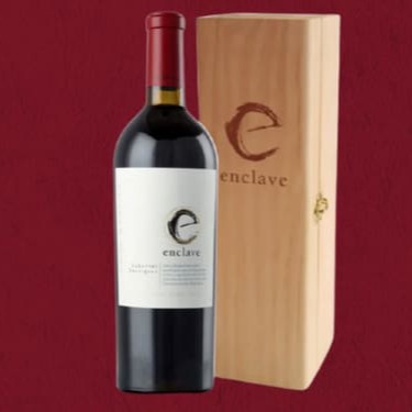 Há quase 10 anos, Felipe Tosso e John Duval criaram um vinho diferente. Uma mistura complexa e elegante que se aproxima dos vinhos de Bordeaux. A busca levou-os a Pirque, um local que se baseia na influência da Cordilheira dos Andes e do rio Maipo. Lá eles produziram o Enclave. O super Cabernet sauvignon da Ventisquero. Tinto profundo e escuro, com aroma de frutas vermelhas, como ameixa e cerejas, com notas de cassis, pimenta branca, solo úmido e algo de frutas pretas. Tem uma complexidade aromática muito interessante. Na boca é um vinho elegante, de boa estrutura, taninos firmes e sedosos ao mesmo tempo. Tem uma persistência longa Este vinho de mistura oferece diferentes camadas de sabores. Eles misturam os taninos firmes de Cabernet Sauvignon e Petit Verdot, o suavidade e complexidade de Carménère e a elegância de Cabernet Franc. Essa mistura permite ao Enclave ter um alto potencial de guarda, entre 10 e 15 anos