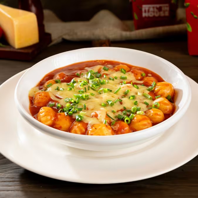 Pomodoro é uma delicioso molho à base de tomate italiano, com um toque de manjericão fresco. Oferece uma acidez equilibrada e uma textura leve e aveludada. Ideal para nossas massas e nhoque. Finalizado com queijo e cebolinha. (aprox. 750g)