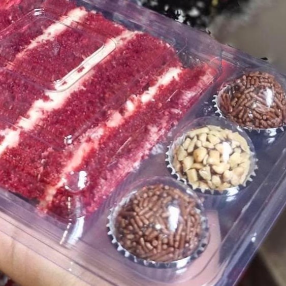 Fatia de Red velvet com recheio de chocolate branco e 3 docinho sendo dois de brigadeiro e um de brigadeiro com amendoim