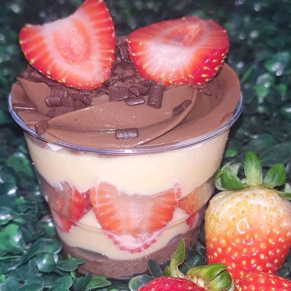 Bombom de Morango Aberto  Uma explosão de sabor em cada colherada! Feito com um cremoso creme de Ninho, morangos frescos e suculentos, camadas de creme de chocolate Nobre e finalizado com o toque especial do Granulé de chocolate e um morango por cima. Servido em um pote de 145ml, com peso médio entre 240g e 250g.  Perfeito para quem ama uma sobremesa delicada, irresistível e feita com muito carinho!