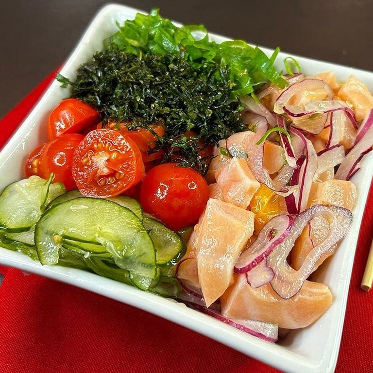 Base De Arroz Japonês Coberto De Ceviche De Salmão 110gr(Salmão, Cebola Roxa, Pimenta, Cebolinha, Limão E Azeite), + Sunomono, Couve Crispy, Amendoim, Crispy De Bifu E Gergelim