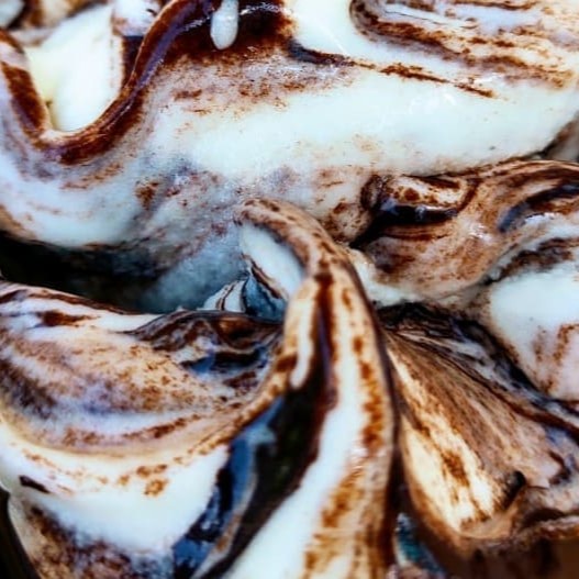 Sorvete artesanal sabor nata mesclado com uma maravilhosa calda de trufa de chocolate sem adição de açúcar