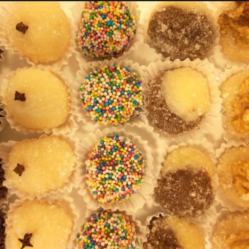 Porção com oito unidades de docinhos sempre frescos e macios .