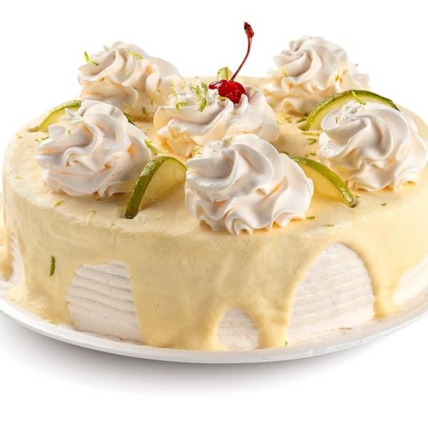 Bolo branco com mousse de limão, coberto com chantilly e mousse decorado com raspas de limão.