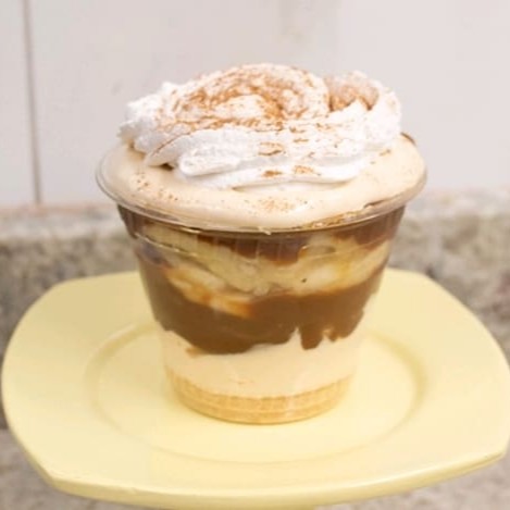 Banoffee da Felicidade: uma explosão de sabor em camadas!   Base crocante de farofa de biscoito maisena, Doce de leite cremoso, Fatias de banana fresquinha, Mousse de doce de leite irresistível Finalizado com chantininho leve e um toque de canela para trazer aquele aconchego especial.  Uma sobremesa perfeita para adoçar seu Dia e trazer felicidade em cada colherada!