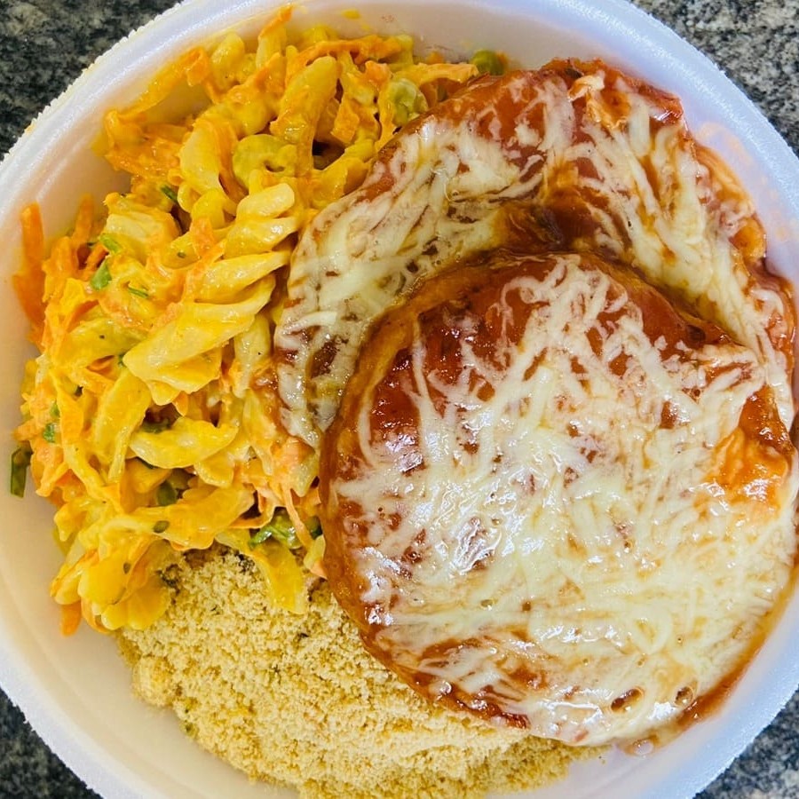 Dois ovos fritos cobertos por uma camada de queijo, banhados por molho de tomate caseiro e orégano na finalização. Acompanha arroz, feijão e farofa.  Escolha entre: purê, salada ou macarronese.  Obs.: - Embalagem Pt102. - Ideal para uma pessoa. Esperamos que você tenha uma ótima refeição! Tags: Ovo frito, ovo à parmegiana.