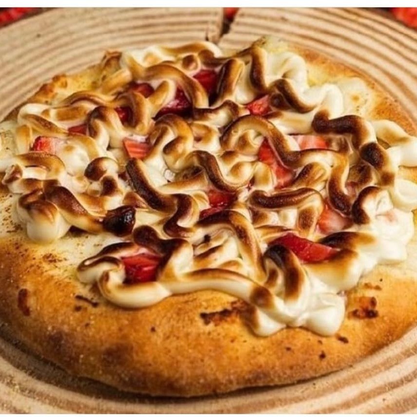 Queijo muçarela,morango,chocolate branco e Catupiry. Tamanho: 20 cm