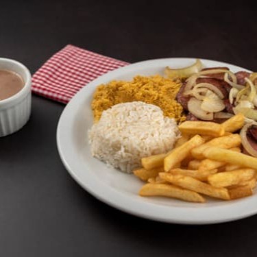 Deliciosa Calabresa acebolada muito bem acompanhada por fritas, arroz soltinho, feijão muito bem temperado, farofa e salada.