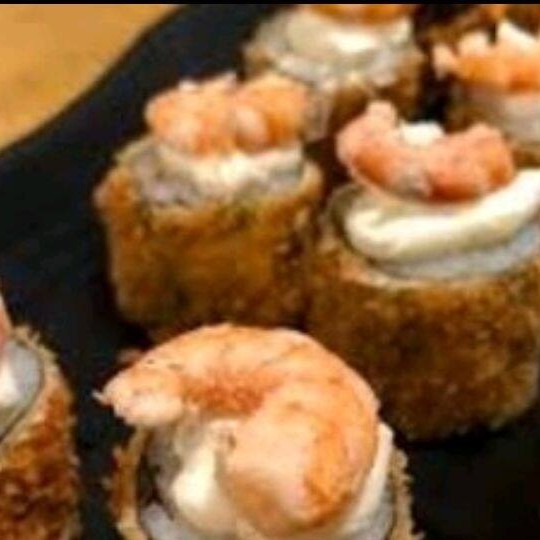 Alga arroz cream chesse camarão empanado e frito com camarão em cima