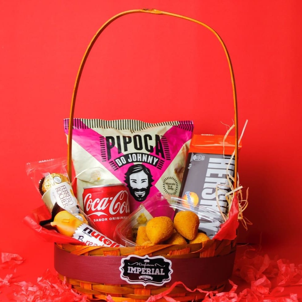 Cesta composta por:  1 Cesta pequena  1 Pipoca do Johnny 1 Ferrero Rocher 3 Bombons Sonho de Valsa 1 Nutella B- ready 1 Barra de chocolate 1 Coca cola 220ml 8 mini coxinhas  Cesta acompanha, laço, celofane, caso queira alguma mensagem escrever no campo observação.  Obs: no caso de indisponibilidade de algum item, este será substituído por outro de valor equivalente ao em falta.  Foto meramente ilustrativa.